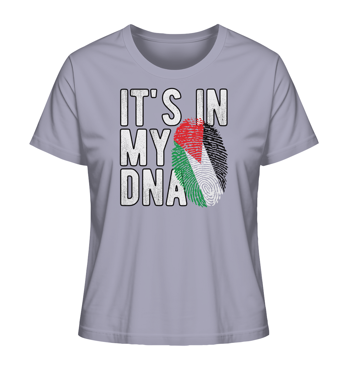 Statement - Damen Shirt in Lavender mit dem Text ‚It's in my DNA‘ und einem Fingerabdruck in Rot, Weiß, Schwarz und Grün als Symbol für die palästinensische Herkunft